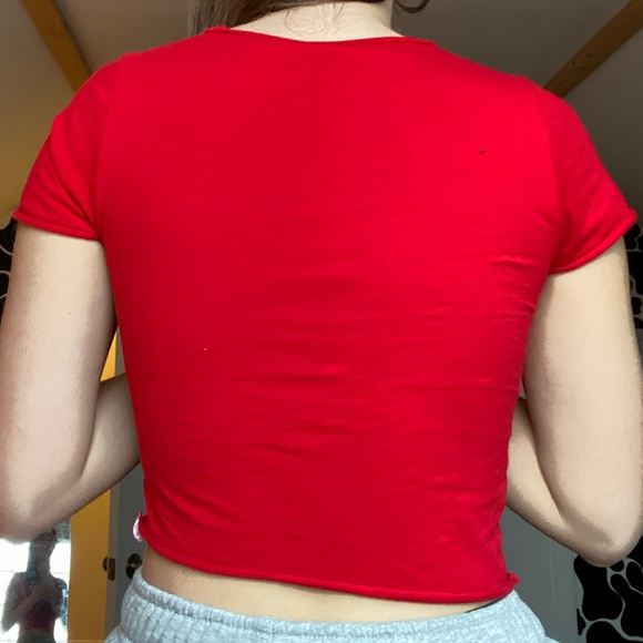 Red crop top with low neckline - Picture 3 of 3